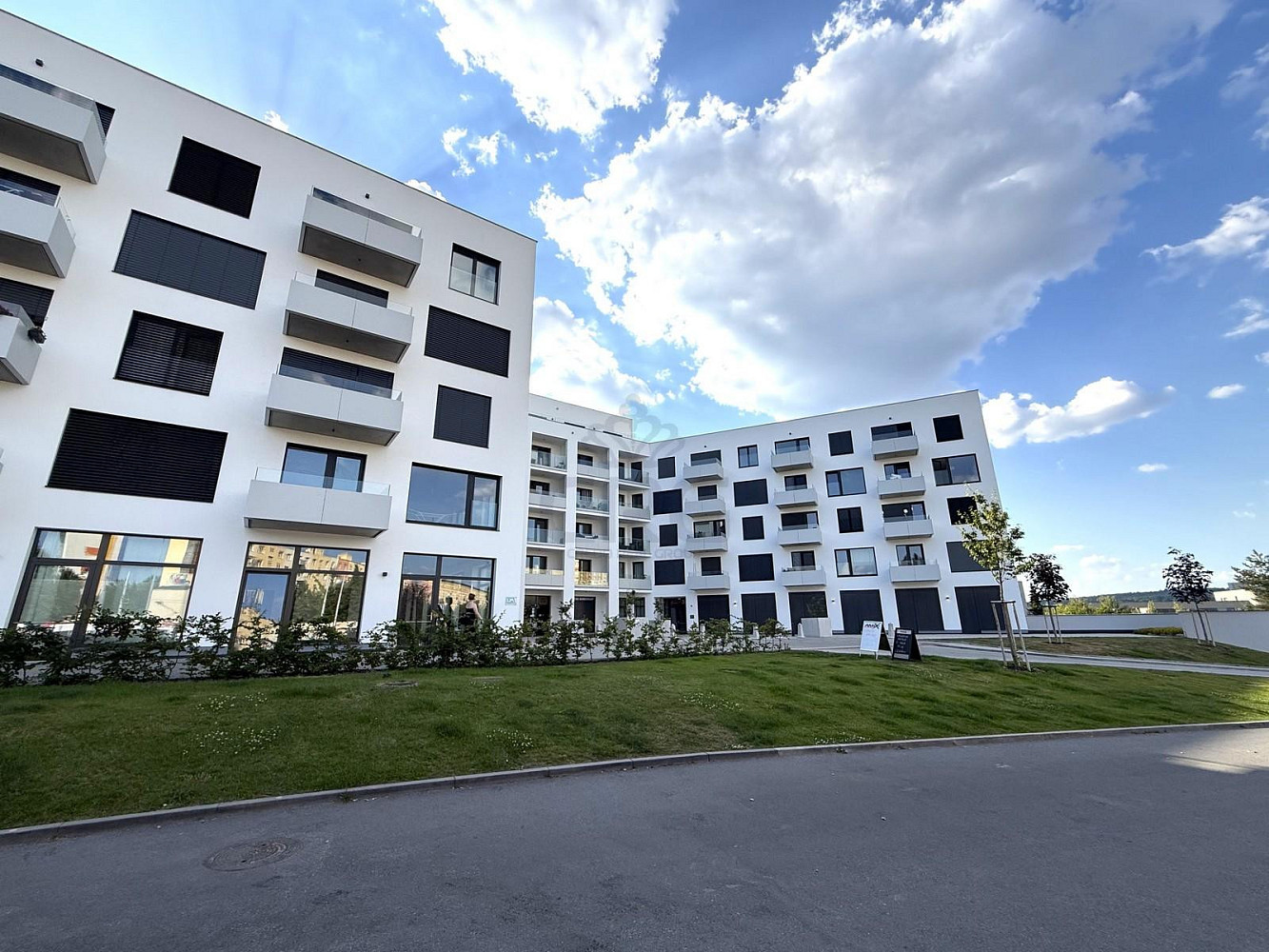 GARÁŽOVÉ STÁNÍ V ČERNÝCH POLÍCH ATRAKTIVNÍ INVESTICE S ODPOČTEM DPH – fotografie 3