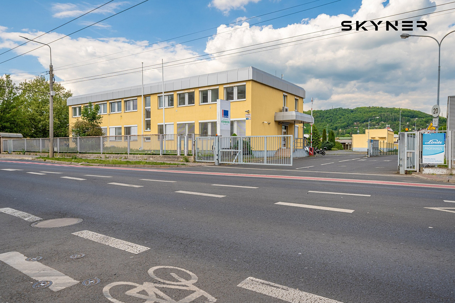 Pronájem obchodních prostor 400 m²