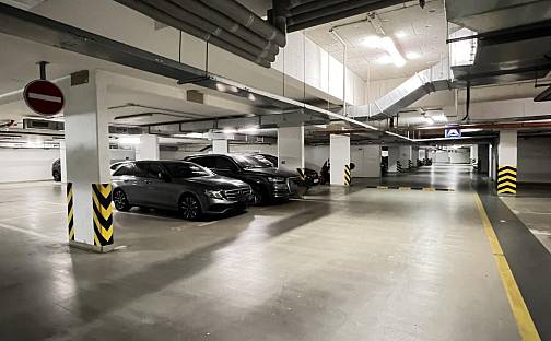 Garážové stání v komplexu Heinemannova, Heinemannova, Praha 6 - Dejvice