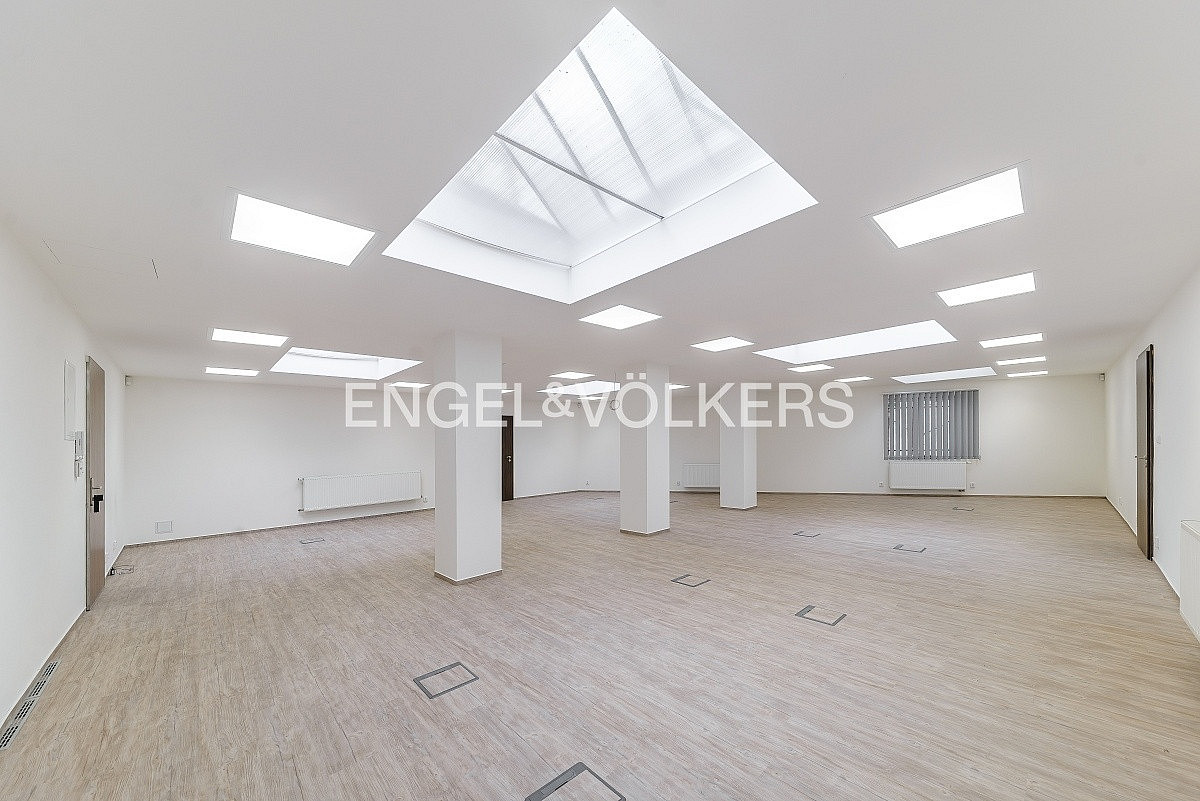 Pronájem kanceláře 333 m² – fotografie 2
