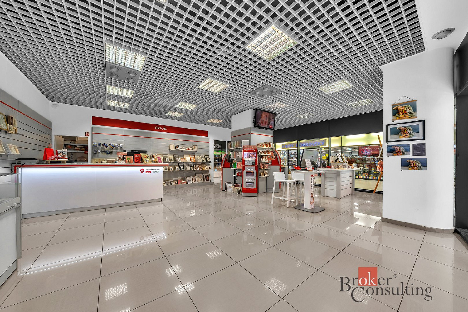 Pronájem komerční, 190.6 m², Hradec KrálovéDukelská třída – pohled 2
