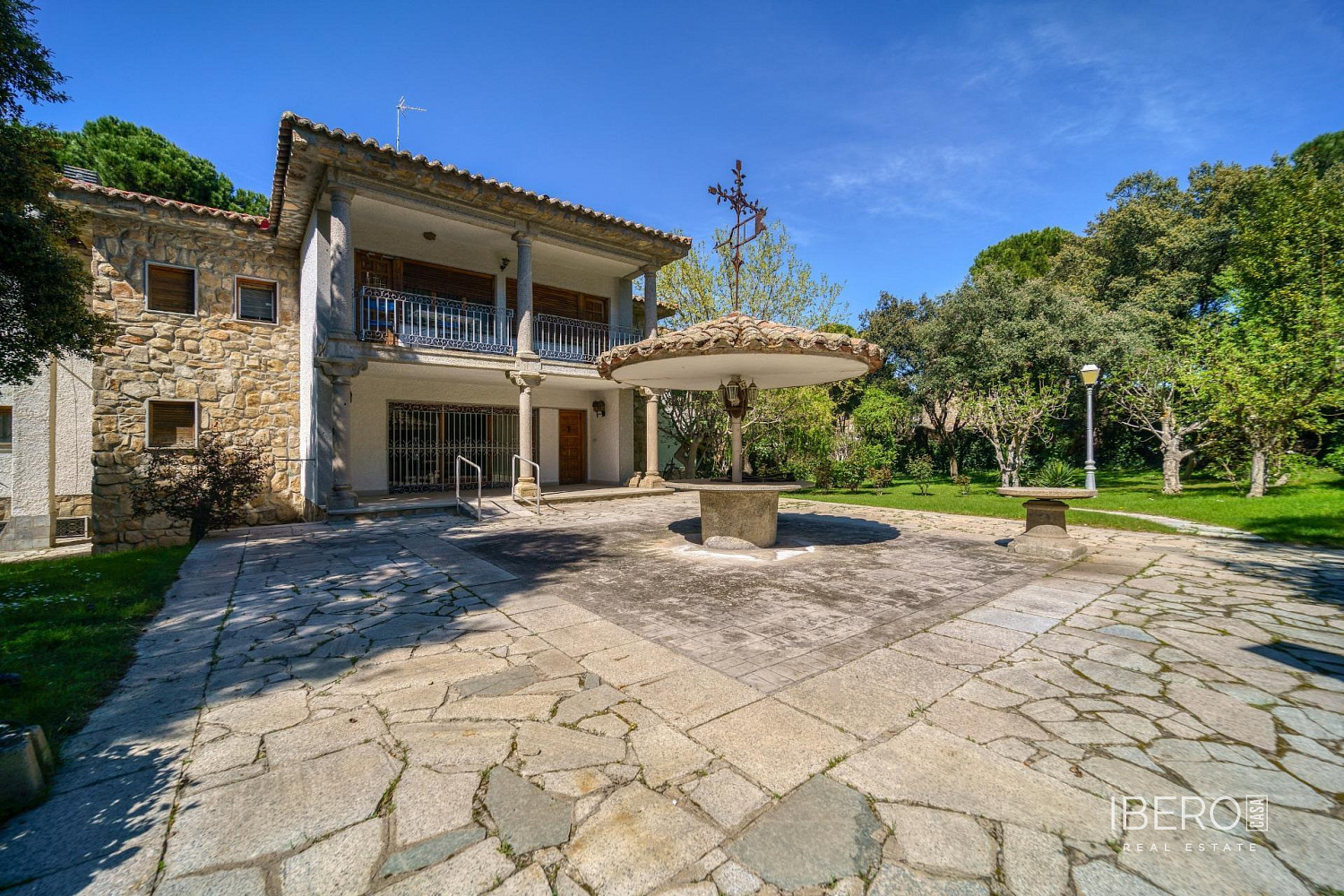 Prodej domu 6 894 m² s pozemkem 5 284 m²