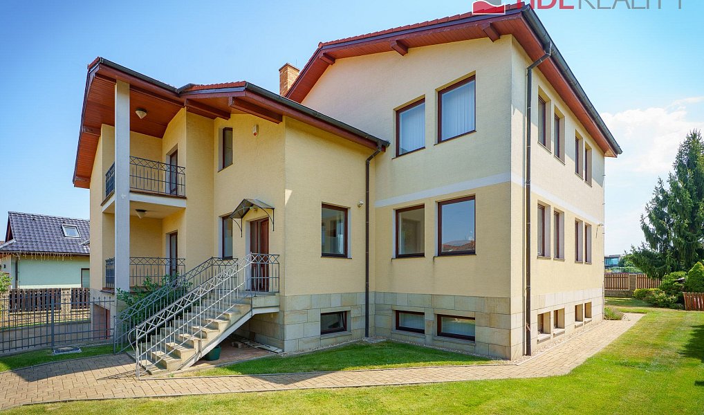Pronájem domu 420 m² s pozemkem 993 m², Jesenice – náhled fotky 3