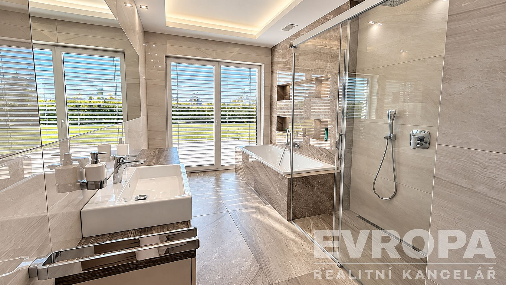 Pronájem domu 376 m² s pozemkem 1 282 m² – fotografie 3