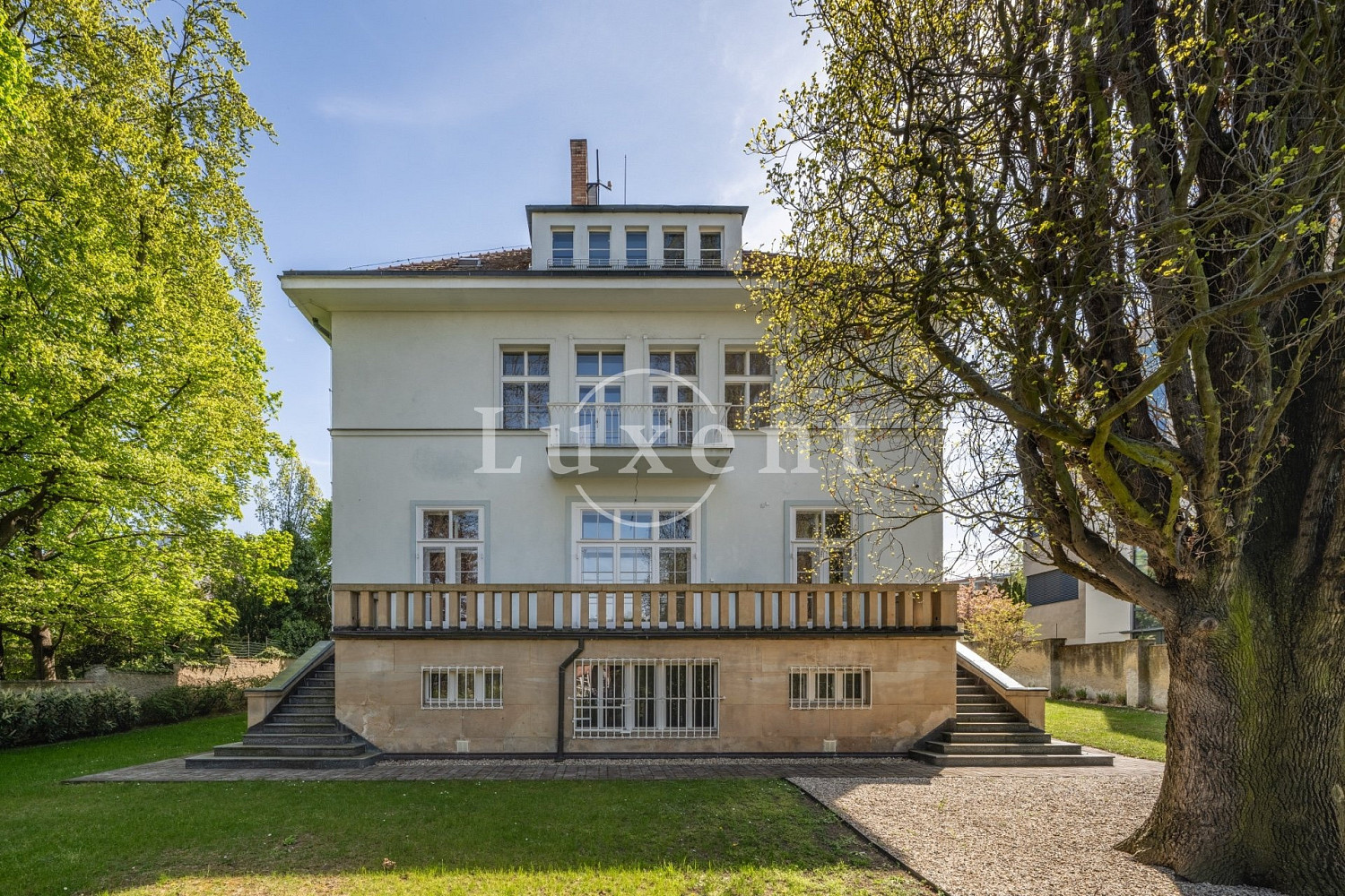 Prodej domu 726 m² s pozemkem 945 m²