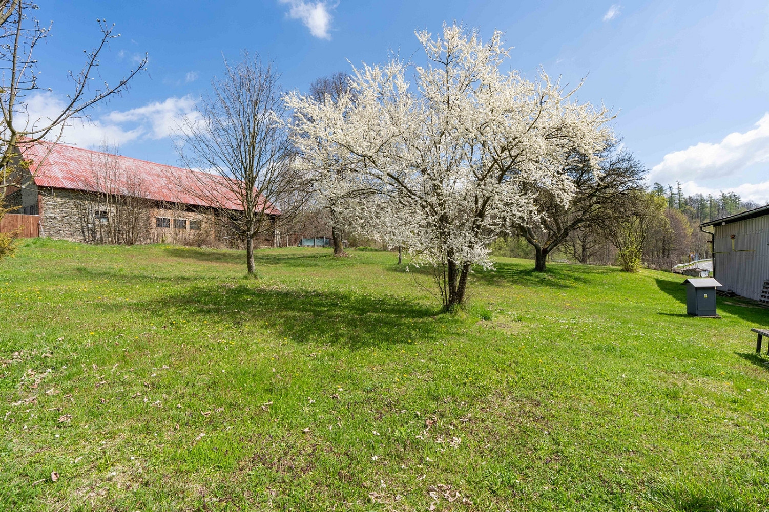 Prodej stavebního pozemku 3 285 m² – fotografie 2