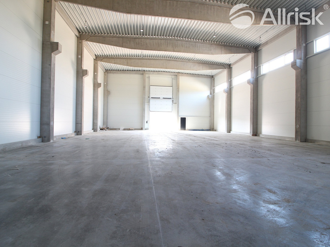 PRONÁJEM NOVOSTAVBY SKLADOVĚ-VÝROBNÍ HALY 1100 m² S TŘÍPODLAŽNÍ PŘÍSTAVBOU 570 m² – pohled 2