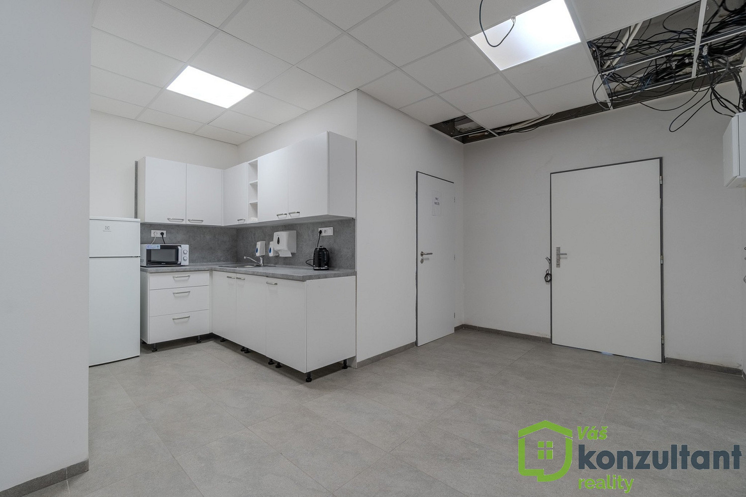 Pronájem kanceláře 60 m² — photo 2