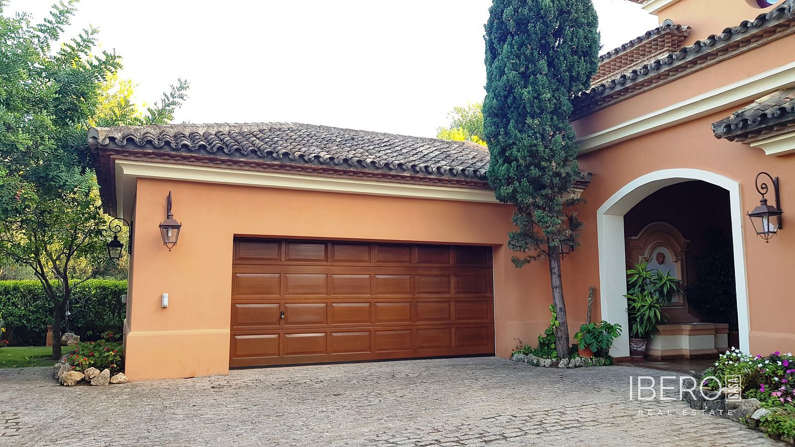 Prodej domu 828 m² s pozemkem 1 475 m² — photo 2