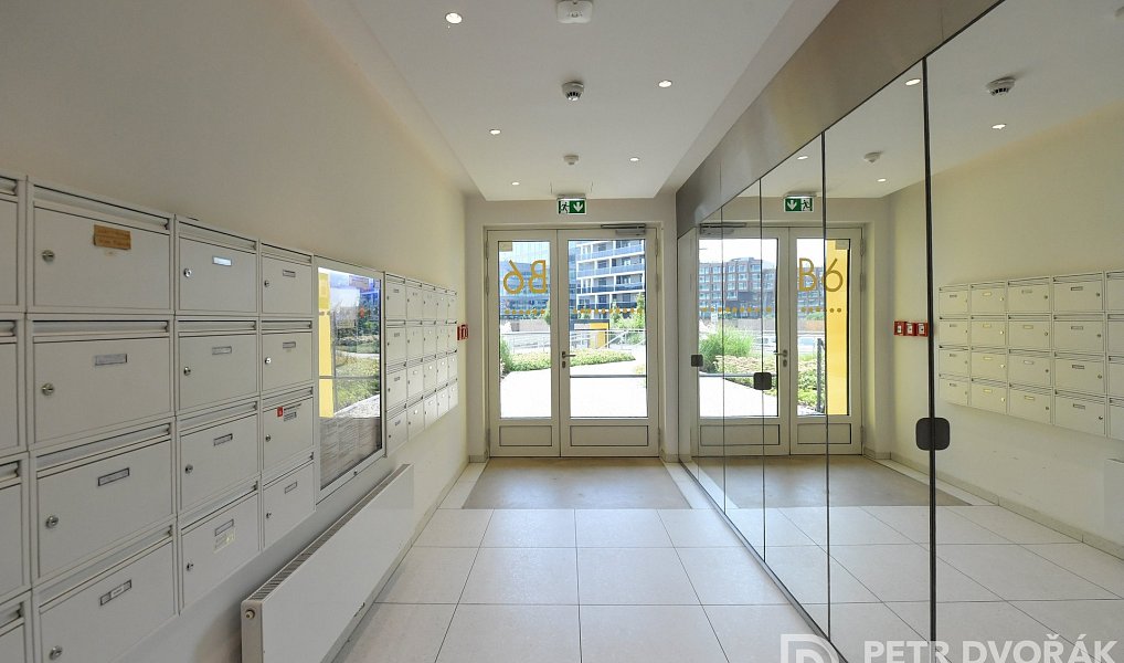 Pronájem bytu 2+kk 58 m², Praha – náhled fotky 21