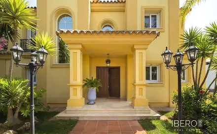 Prodej domu 404 m² s pozemkem 1 063 m², Elviria, Španělsko