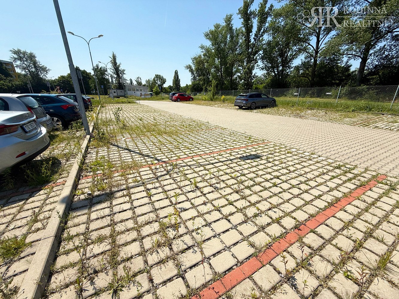 Prodej venkovního parkovacího stání v klidné části milovic — photo 2