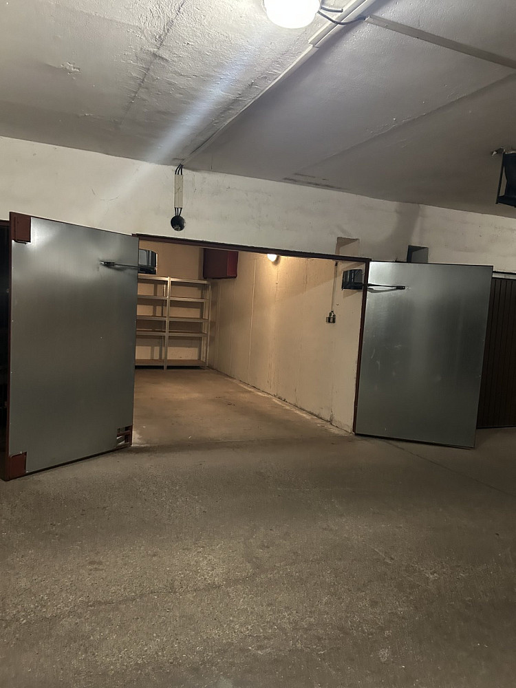Nabízíme k pronájmu podzemní garáž (17,30m²) , na ul. Dašická 1768, Pardubice
