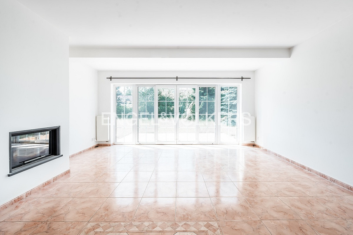 Pronájem domu 610 m² s pozemkem 747 m²