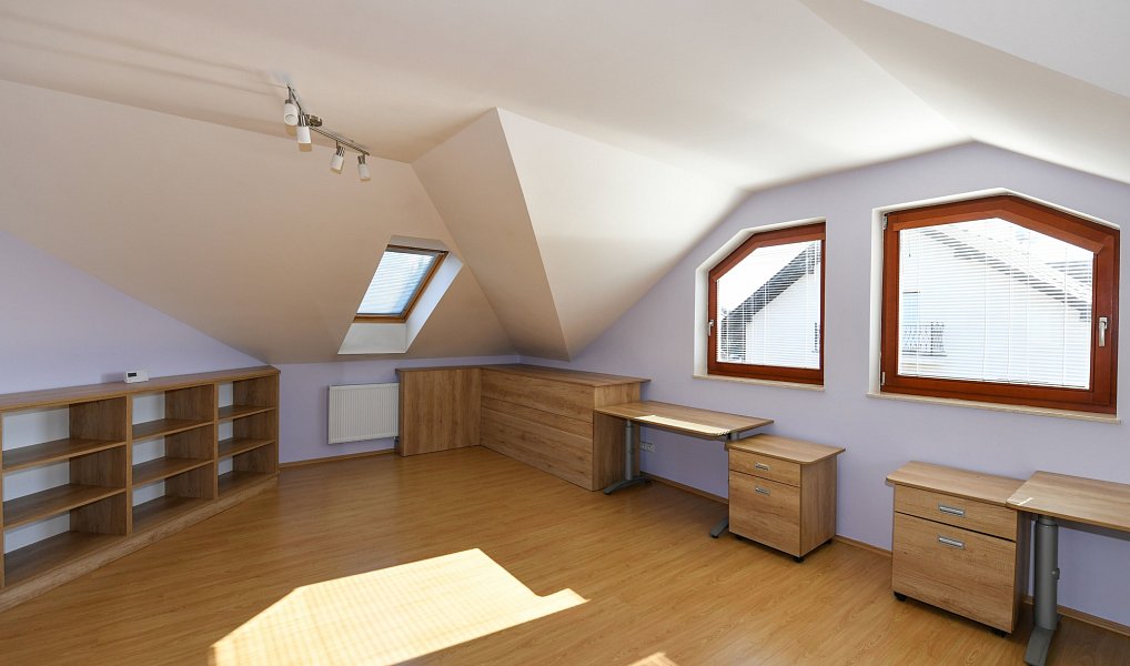 Prodej domu 270 m² s pozemkem 654 m², Jesenice – náhled fotky 15