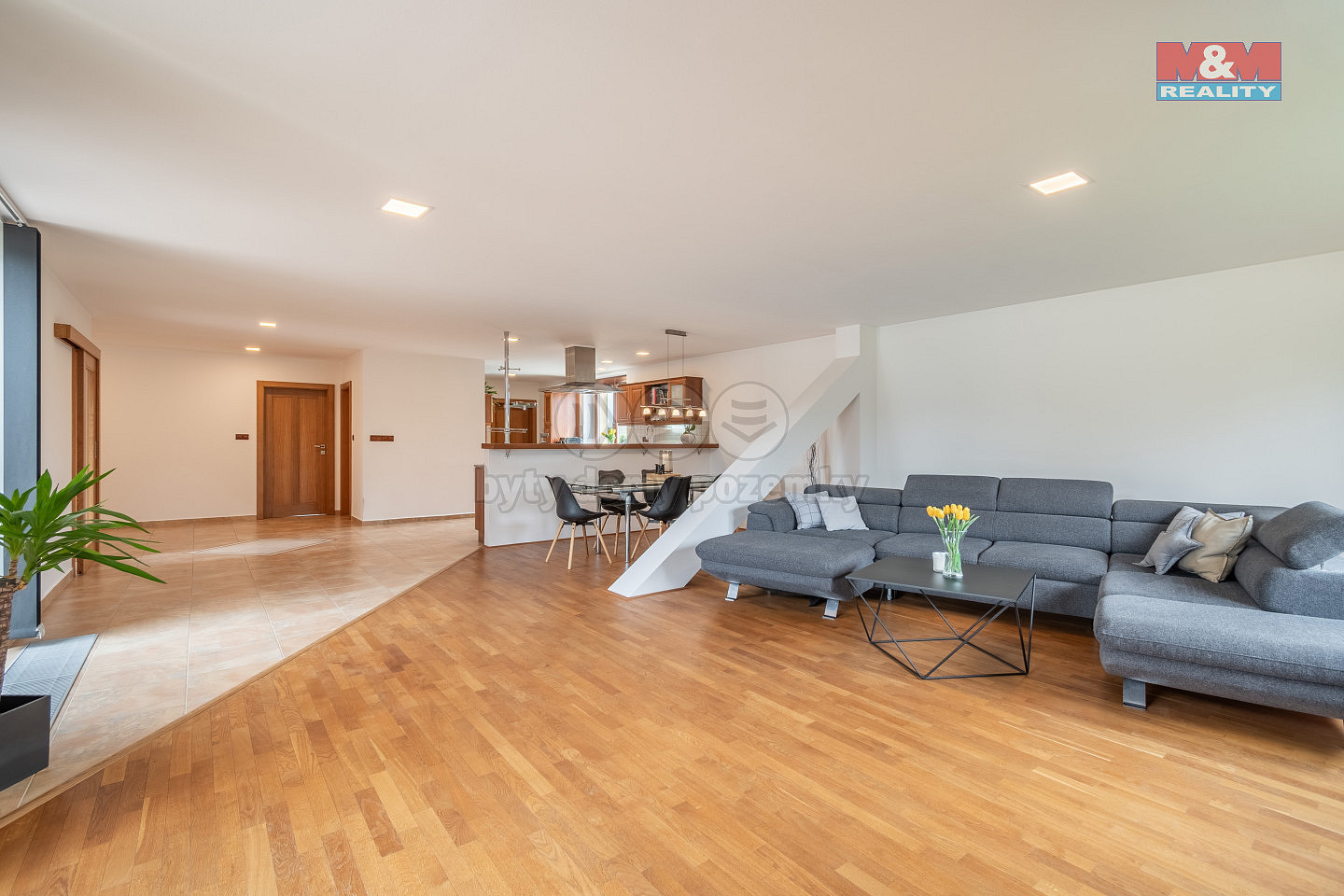 Prodej domu 196 m² s pozemkem 1 242 m² – fotografie 2