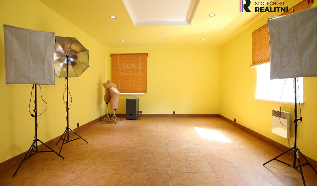 Prodej domu 705 m² s pozemkem 1 300 m², Hlohovec – náhled fotky 12