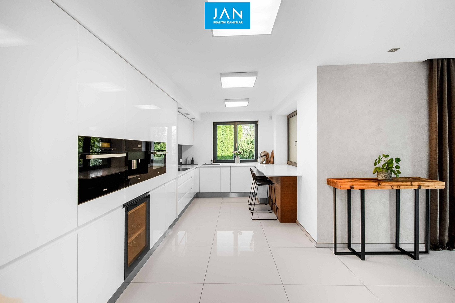 Prodej domu 385 m² s pozemkem 1 560 m² – fotografie 2