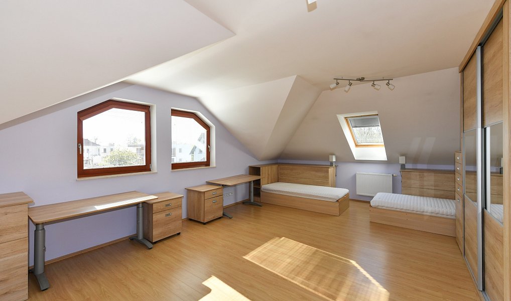 Prodej domu 270 m² s pozemkem 654 m², Jesenice – náhled fotky 16