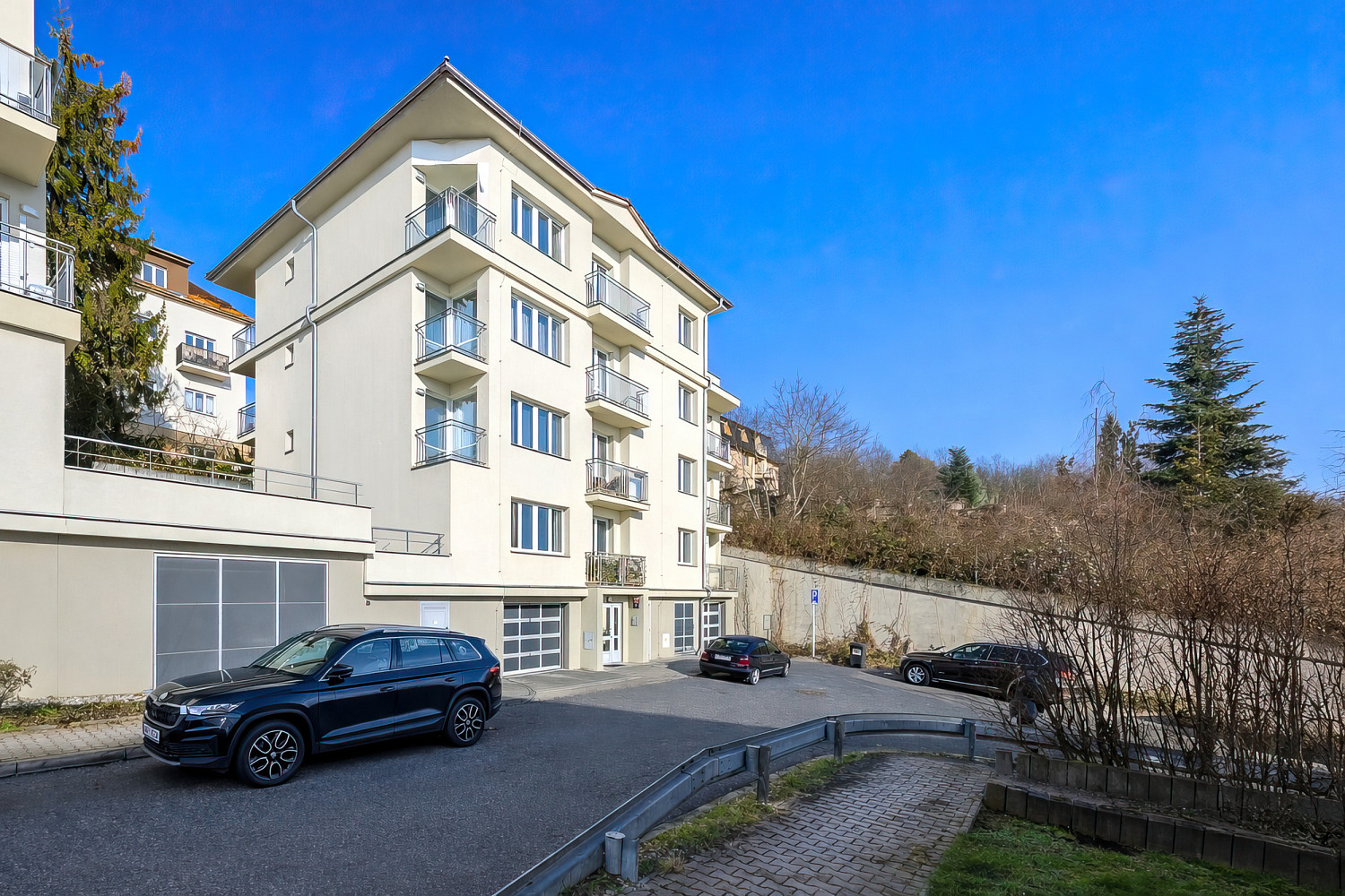 Prodej garážového stání v Praze Libni - Budilova 2438/7 – pohled 2