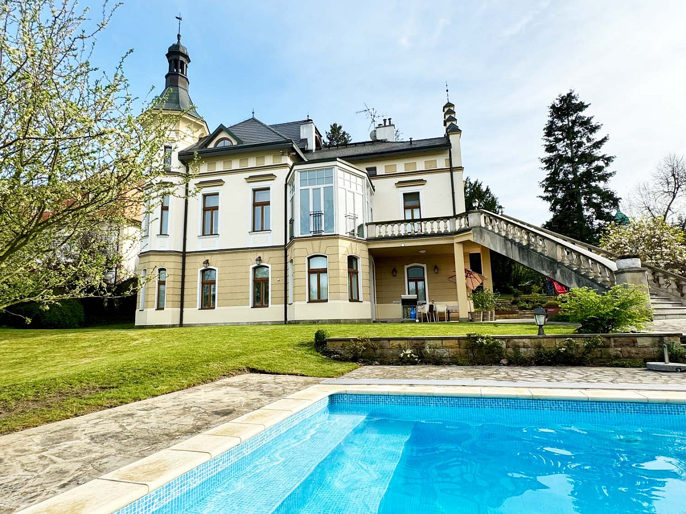 Prodej vily 581 m² s pozemkem 2 105 m²