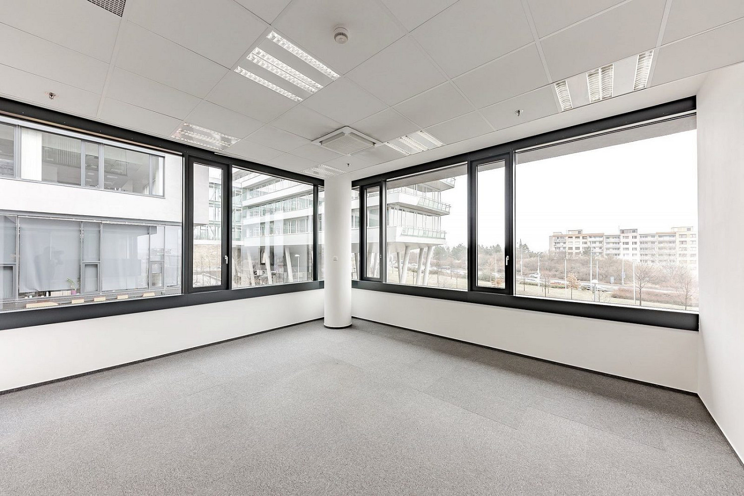 Pronájem kanceláře 734 m² – fotografie 3