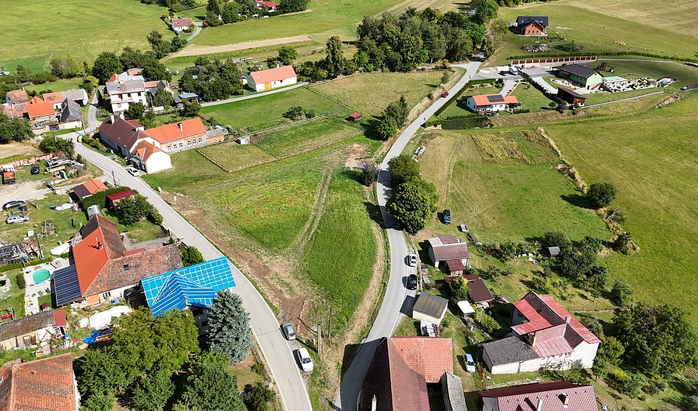 Prodej stavebního pozemku 1 180 m², Čestice – náhled fotky 4