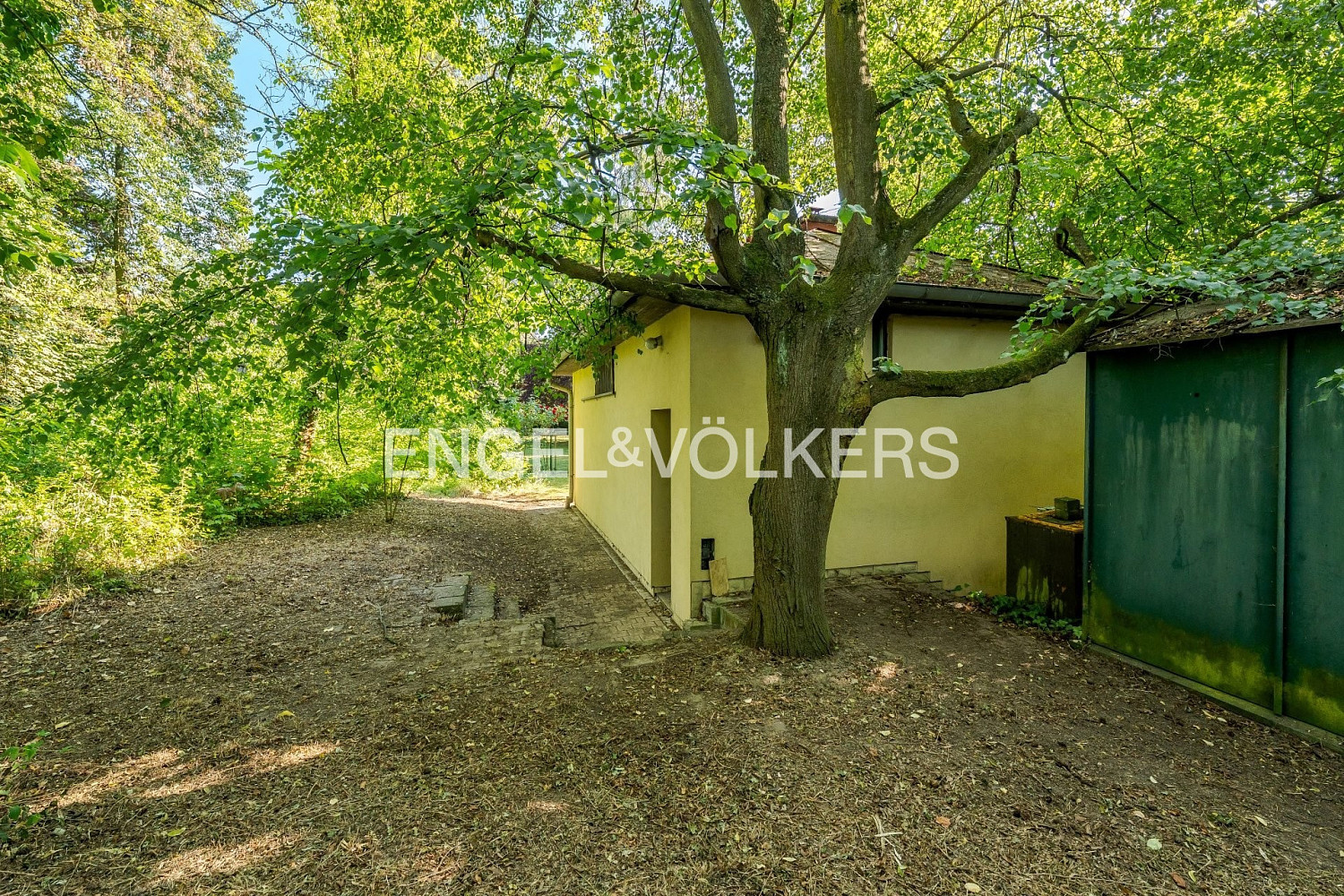 Prodej stavebního pozemku 1 043 m²