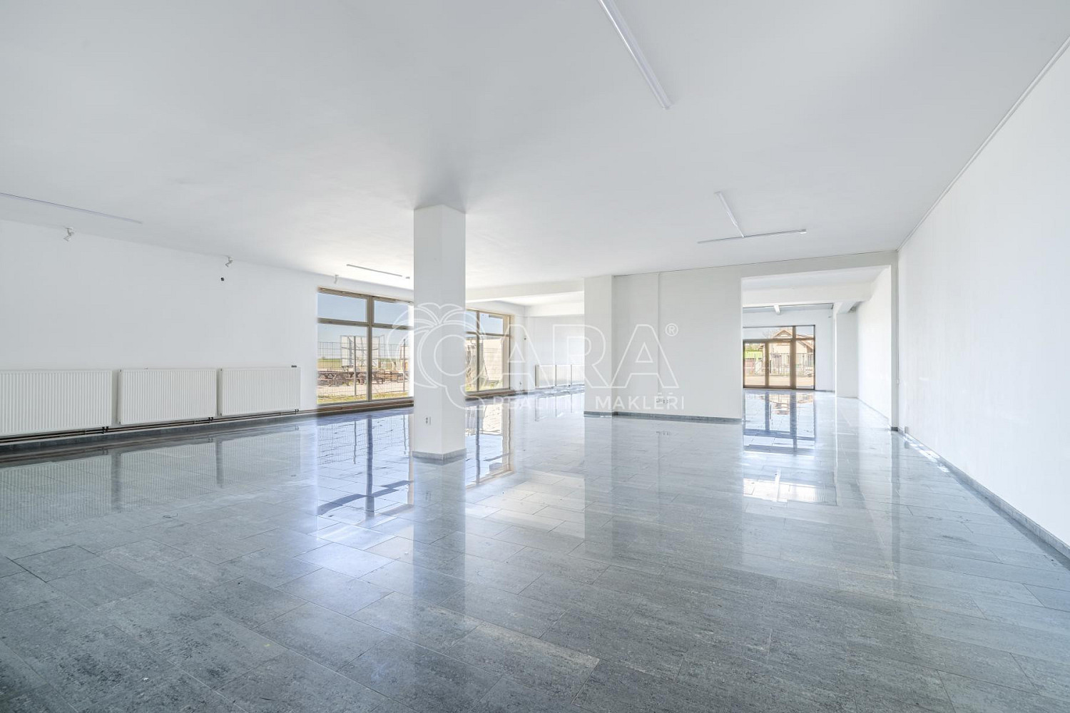 Pronájem obchodních prostor 330 m²
