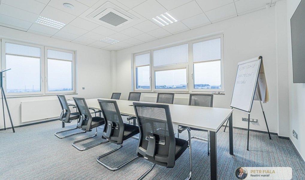 Pronájem kanceláře 128 m², Praha – fotka 1 z 16
