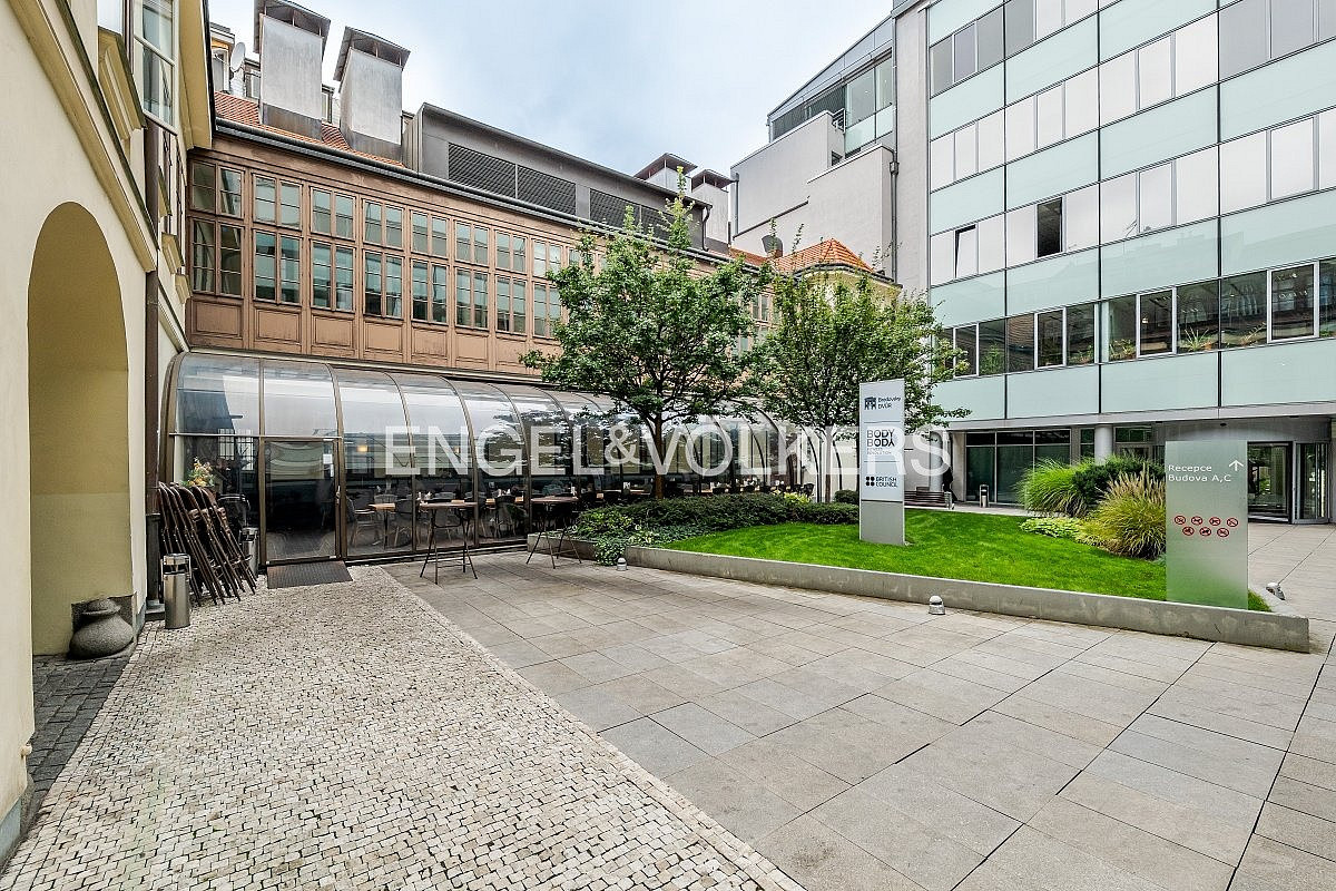 Pronájem kanceláře 300 m² – fotografie 3