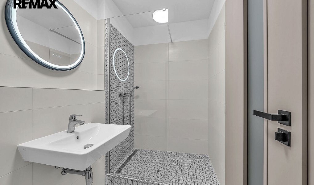 Pronájem bytu 1+kk 25 m², Milovice – náhled fotky 2