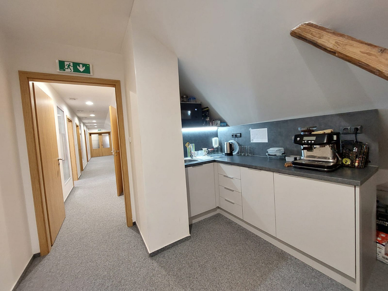 Pronájem kanceláře 243 m² – fotografie 3
