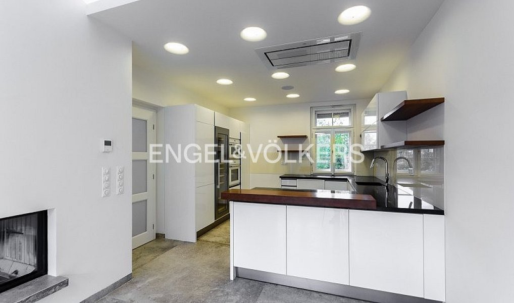 Pronájem domu 250 m² s pozemkem 351 m², Praha – náhled fotky 2