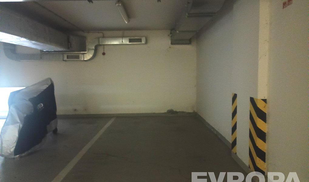 Pronájem garážového stání Praha 6, Dejvice (ul. Heinemannova), Praha – náhled fotky 2