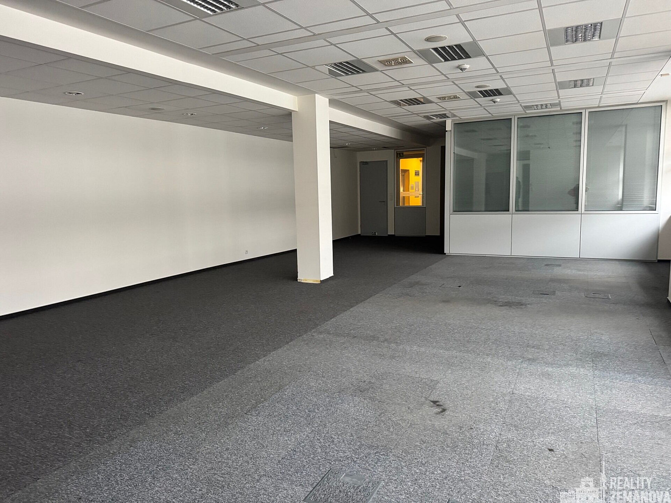 Pronájem kanceláře 168 m² – fotografie 3