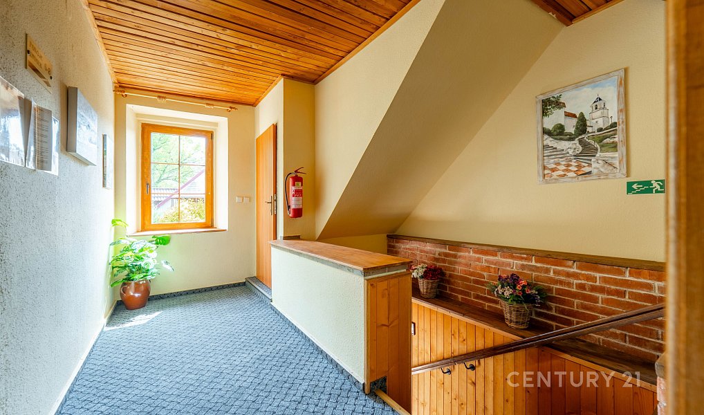 Prodej ubytovacího objektu 430 m², Jesenice – náhled fotky 13