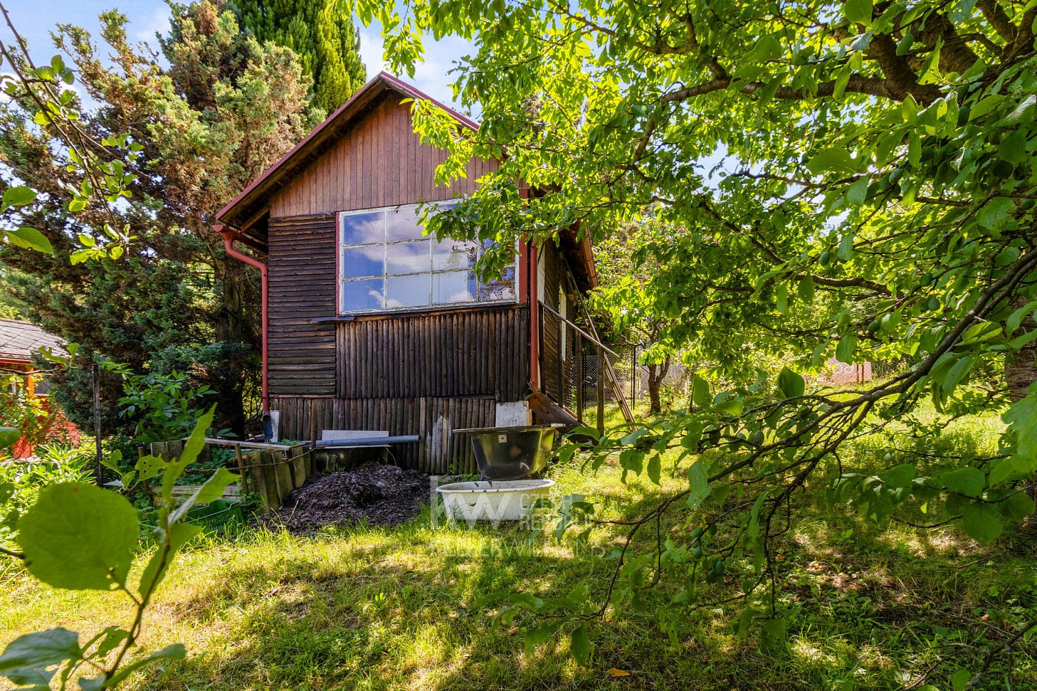 House, 9 m², land 321 m²