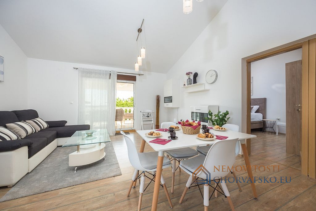 Prodej domu 180 m² s pozemkem 599 m² – pohled 2