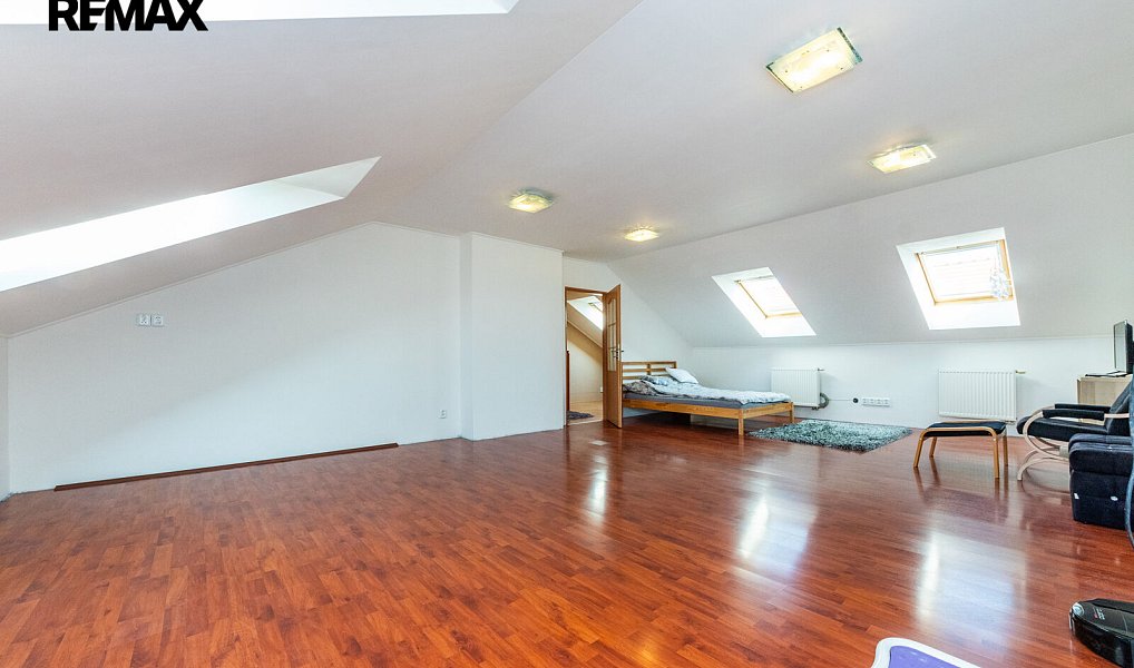 Prodej ubytovacího objektu 309 m², Kněževes – náhled fotky 31