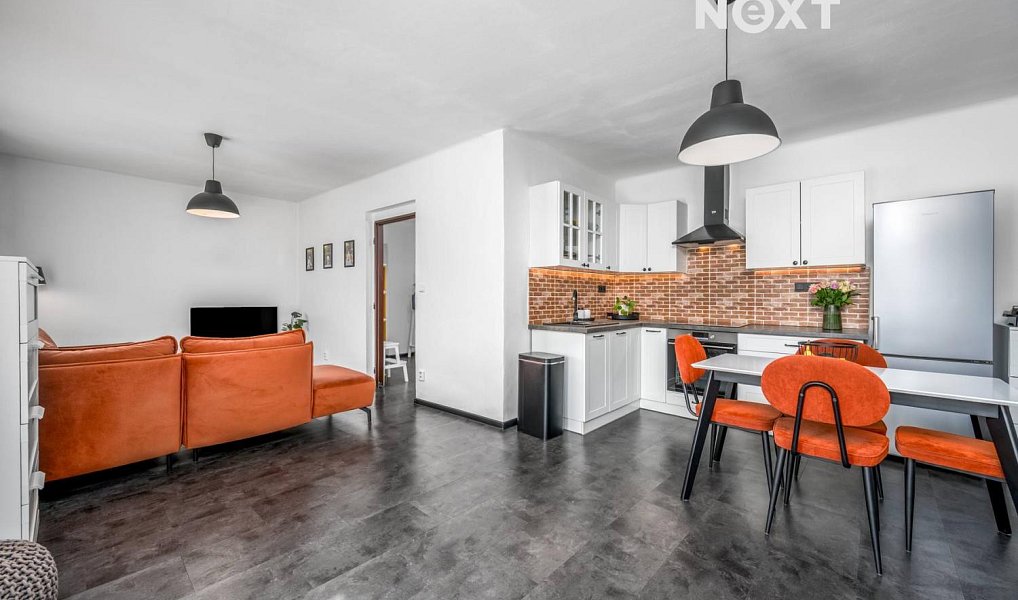 Prodej domu 250 m² s pozemkem 611 m², Zvoleněves – náhled fotky 2