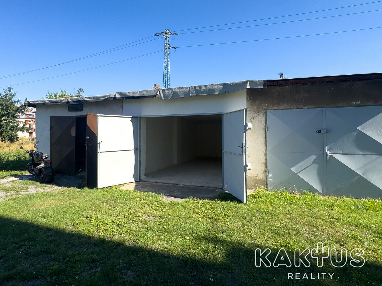 Prodej prostorné zděné garáže / skladu (24 m2) v Kunčičkách – fotografie 3