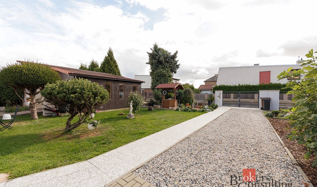 Prodej domu 286 m² s pozemkem 868 m², Žatec – náhled fotky 2