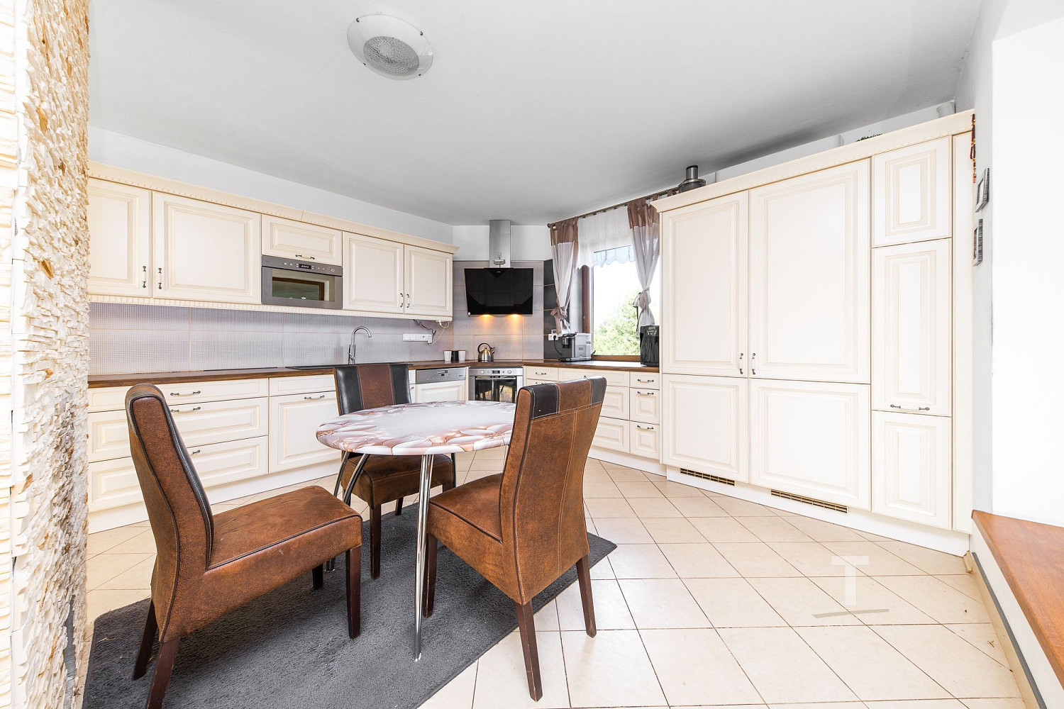 Prodej domu 280 m² s pozemkem 1 190 m² – fotografie 4