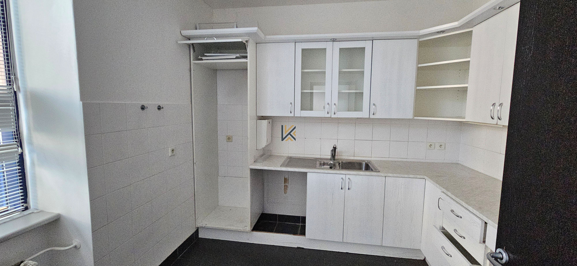 Pronájem kanceláře 322 m² – fotografie 4