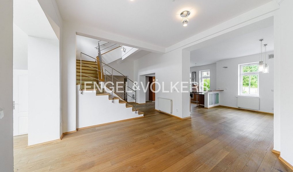 Pronájem domu 514 m² s pozemkem 644 m², Praha – náhled fotky 2