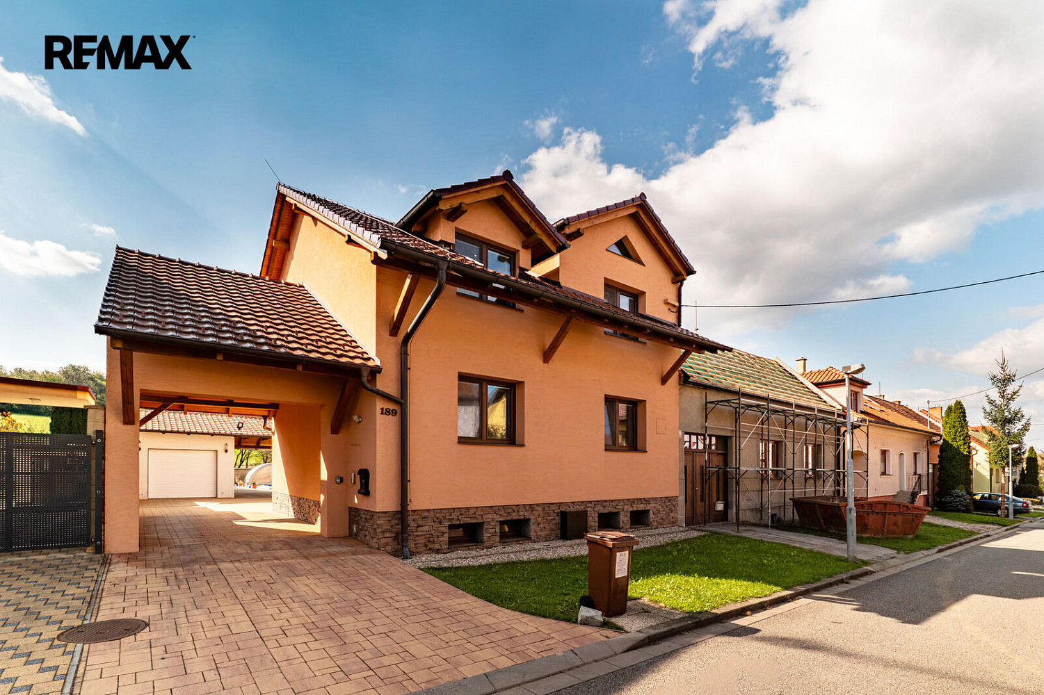 Prodej domu 351 m² s pozemkem 586 m² – fotografie 2