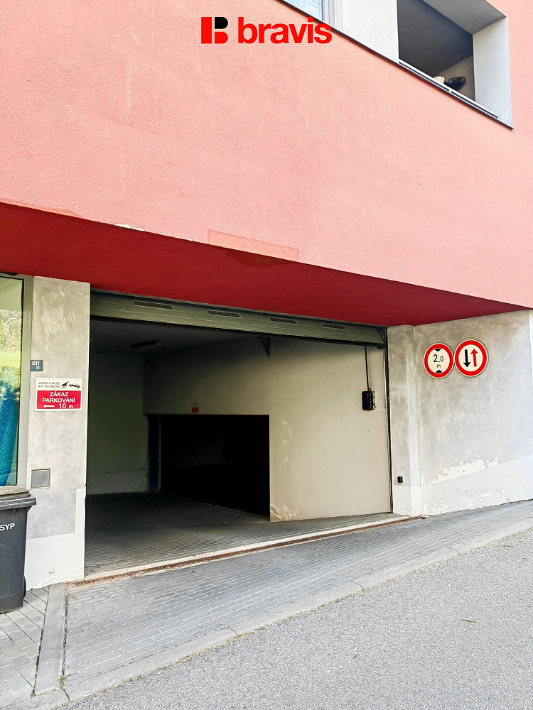 Pronájem garážového stání v bytovém komplexu na ulici jaroslava foglara, brno - štýřice