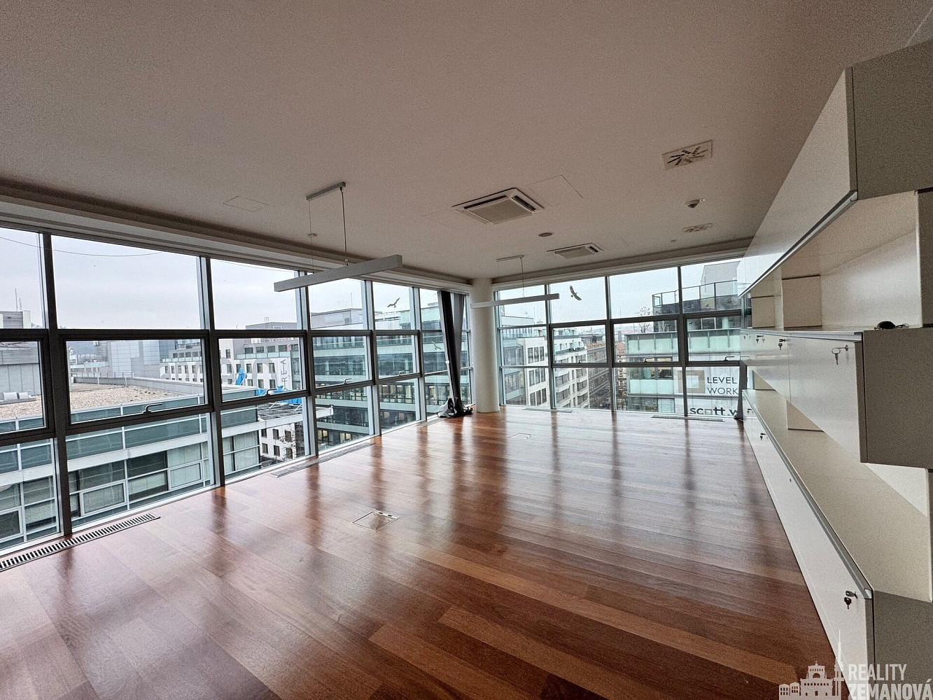 Pronájem kanceláře 469 m²