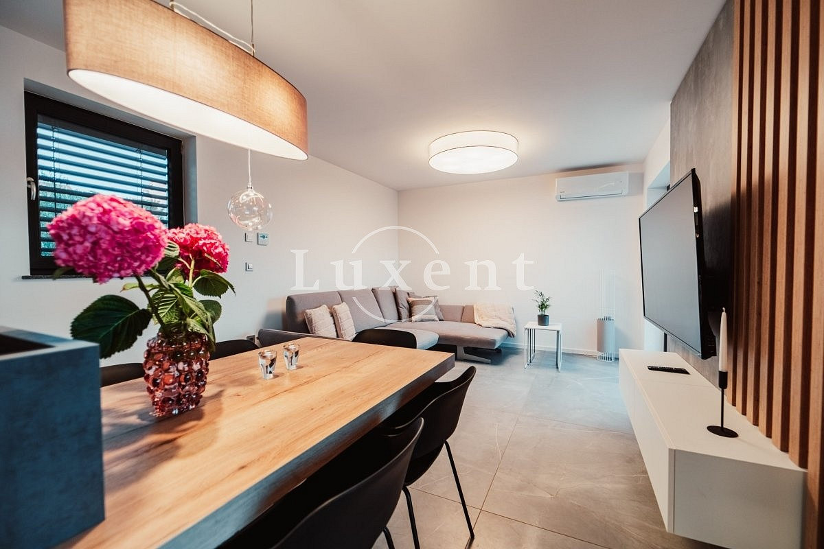 Prodej domu 210 m² s pozemkem 942 m² – pohled 4